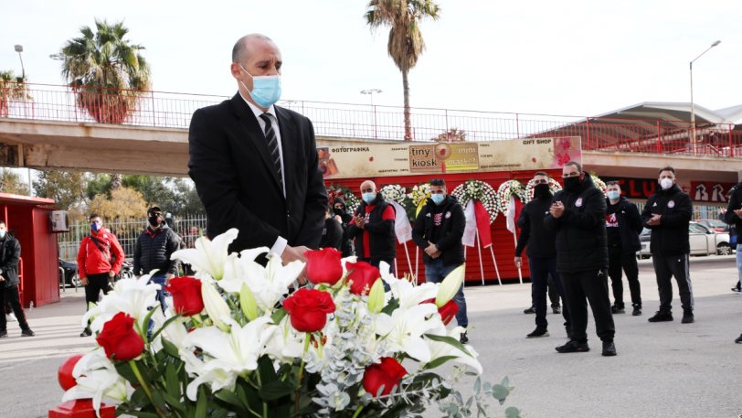 Ολυμπιακός: Ο Π. Αγγελόπουλος κατέθεσε λουλούδια στο μνημείο της Θύρας 7(pic)
